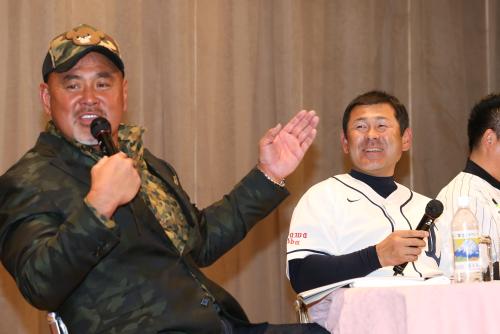 トークショーで盛り上がる武藤敬司（左）と西武・田辺監督