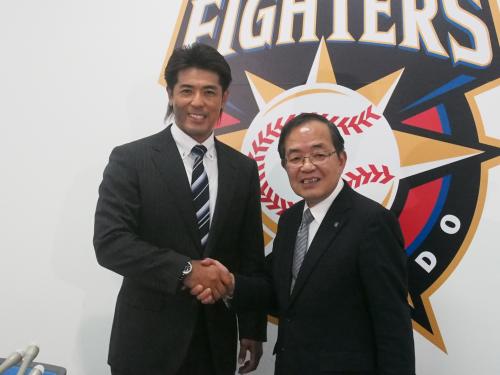日本ハム・津田敏一代表取締役社長（右）と握手する稲葉氏