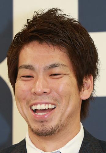 球団史上初の３億円突破で契約を更改し笑顔で会見する前田健