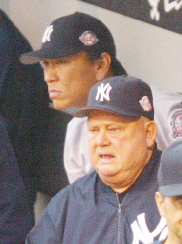 ０３年、ヤンキースのジマーコーチ（右）と松井