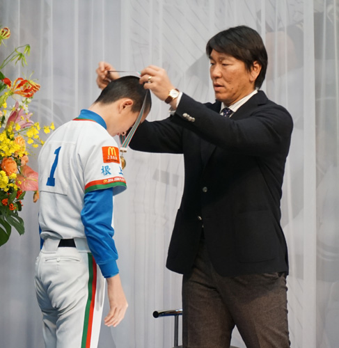 選手全員にメダルを授与する松井氏