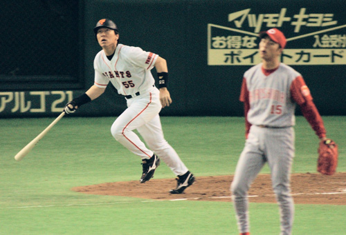 ０２年、巨人・松井（左）は黒田から本塁打を放つ
