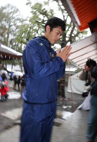 田中は京大の隣の吉田神社を参拝し手を合わせる