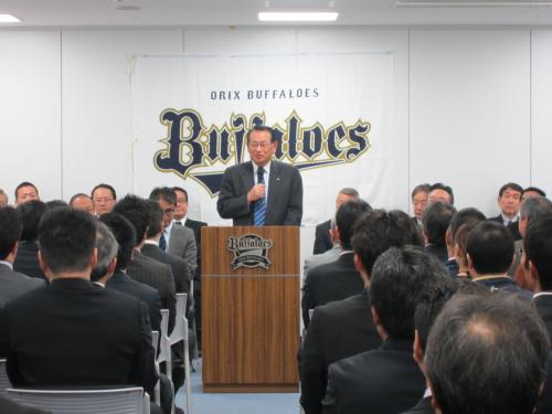 オリックス野球クラブ・大阪シティドーム合同年賀式で年頭のあいさつをするオリックス・西名社長