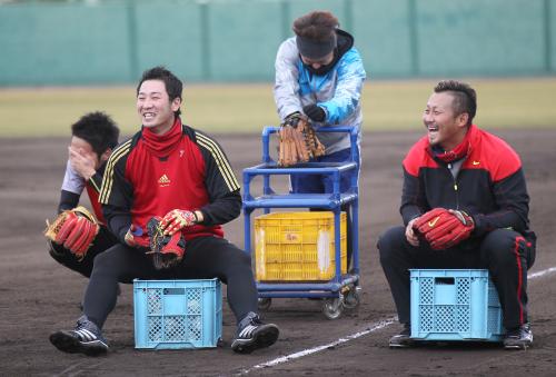 練習中に笑顔をみせる西岡（左）と中田