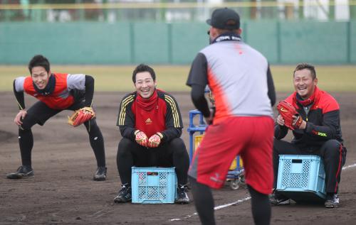 捕手のトレーニングをする江村（手前）を笑顔で見つめる（左から）西田、西岡と中田