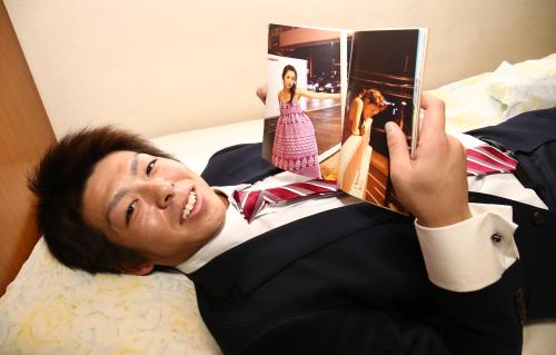 大島優子の写真集を手にくつろぐドラフト１位・野間