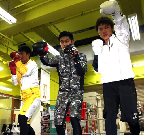 井岡一翔（中央）と並んでシャドウボクシングを行う大島（右）と松井佑