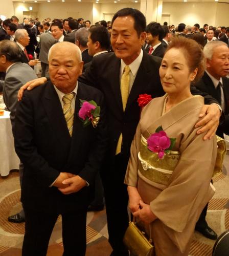 祝う会で記念撮影に納まる佐々木監督（左）、ＤｅＮＡ・中畑監督（中央）、ヱミ子夫人（右）