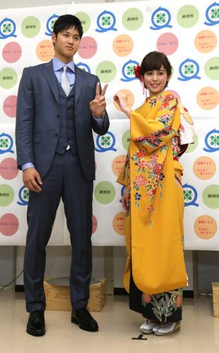 同じ奥州市出身のモデル・久慈暁子（右）と「２０」のポーズを取る大谷