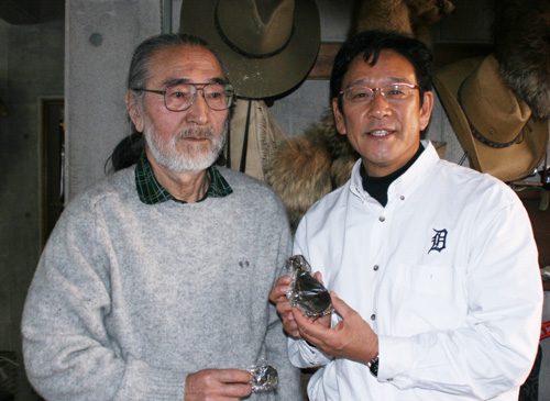 「金の２倍」の価値があるともわれる熊の胆（くまのい）を手にする日本ハム・栗山監督（右）とヒグマ猟師の久保さん