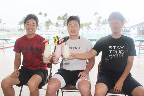 プールサイドでスムージーを手に笑顔の（左から）岩本、呉昇桓、金田