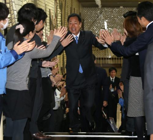 横浜市庁舎を訪問し職員にハイタッチで迎えられるＤｅＮＡ・中畑清監督
