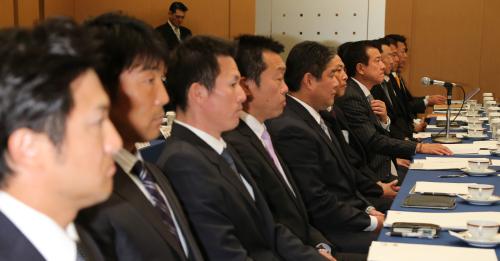 スタッフミーティングに出席した原監督（右から４人目）ら首脳陣。手前は高橋由打撃コーチ兼外野手