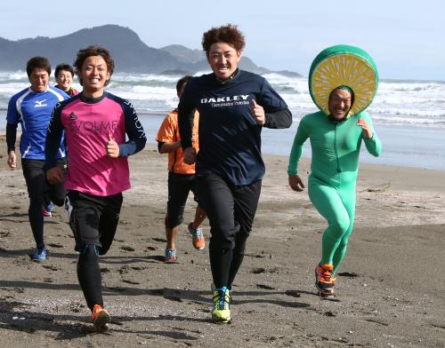 砂浜をダッシュする（左から）今宮、内川、武野メンタルトレーナー扮するへべすマン