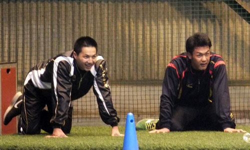 所沢市内の西武第２球場で練習する西武の郭俊麟（左）とドラフト１位の高橋光
