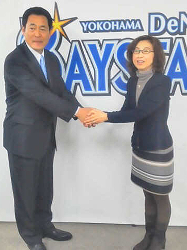 ２０１２年、球団事務所で握手をする中畑清監督とＤｅＮＡ本社の南場智子取締役（当時）