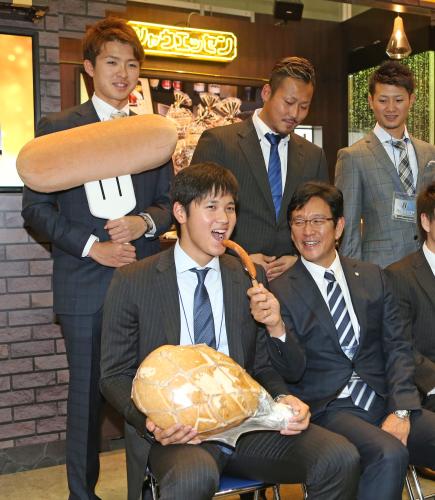 ニッポンハムグループ展示会で試食を楽しむ（前列左から）大谷、栗山監督、（後列左から）上沢、中田、西川