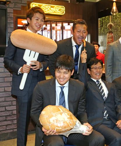 試食を楽しむ（前列左から）大谷、栗山監督、（後列左から）上沢、中田