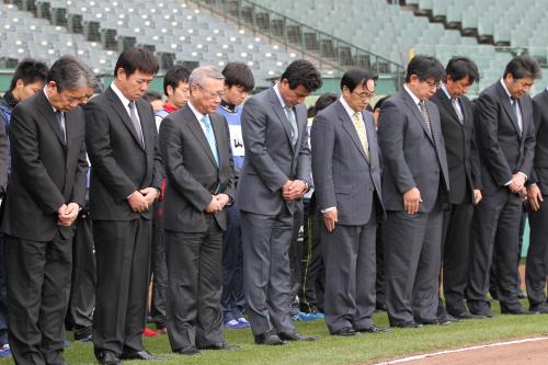 阪神・淡路大震災の犠牲者に黙とうを捧げる森脇監督（前列左から４人目）らオリックスの首脳陣、選手たち