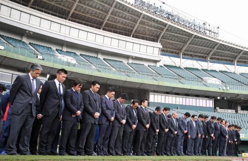 阪神大震災の犠牲者に黙とうをささげるオリックスの首脳陣と選手たち