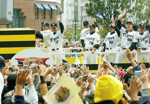 ２００３年、神戸で行われた阪神の優勝パレード