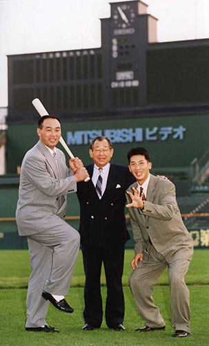 ともにトレードで阪神移籍が決まった大豊氏(左）と矢野氏（右）と吉田監督