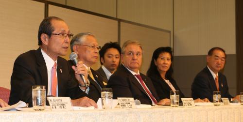 会議後、記者会見する（左から）ＮＰＢ・王特別顧問、熊崎コミッショナー、ＷＢＳＣ・フラッカリ会長、ロウ事務局長、ＪＳＡ・徳田会長