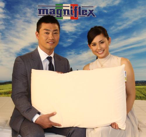 マニフレックスのＣＭ撮影に臨んだジャイアンツ・青木と佐知夫人