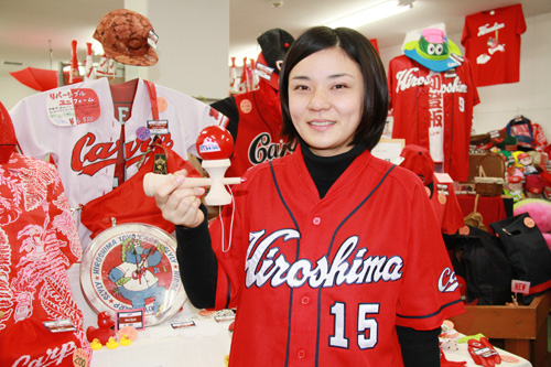今年の広島球団グッズはけん玉をはじめ、もみじ饅頭など多彩な品揃え