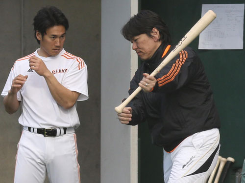 昨年の宮崎キャンプで臨時コーチとして熱血指導する松井氏。左は片岡