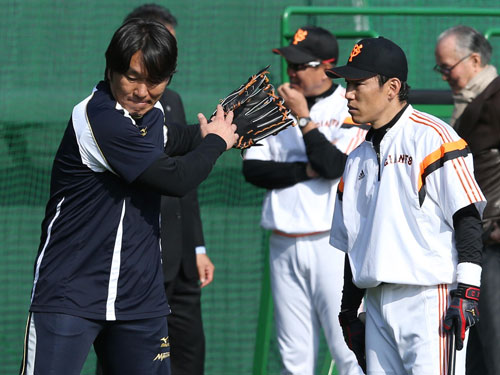 昨年の宮崎キャンプで臨時コーチとして熱血指導する松井氏。右は井端