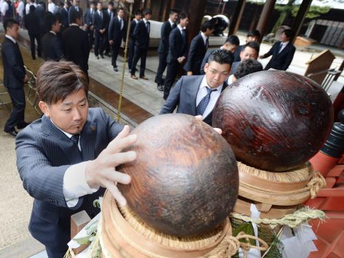 必勝祈願のため筥崎宮を訪れ、縁起物の玉に触るソフトバンク・松坂