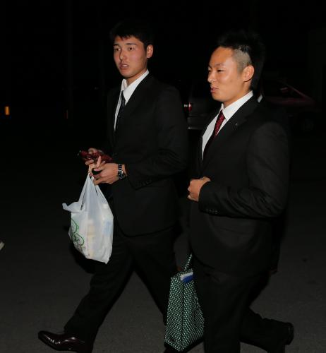 ミーティング後、コンビニで買い物をしてから宿舎に帰る安楽（左）と松井裕
