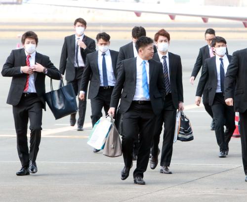 前田健（右から３人目）ら多くの選手がマスク姿で宮崎空港に到着