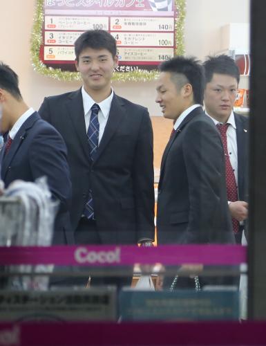 チームミーティング後、コンビニで買い物をする安楽（左）と松井裕