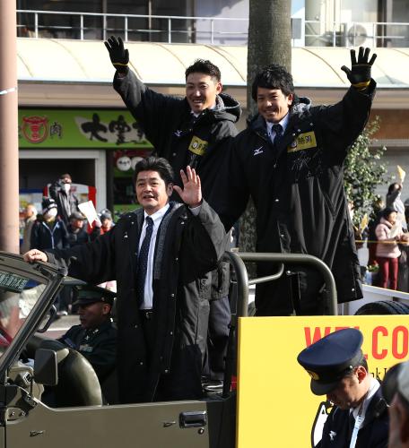 宮崎市内をパレードしファンに手を振る（左から）工藤監督、内川、松田