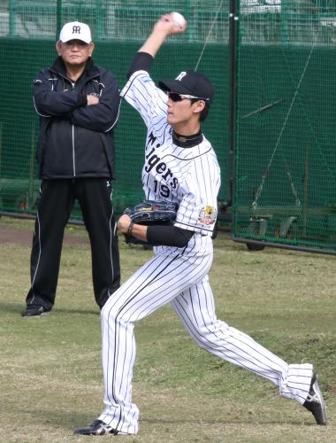 江夏臨時コーチ（左）が見つめる中、キャッチボールをする藤浪