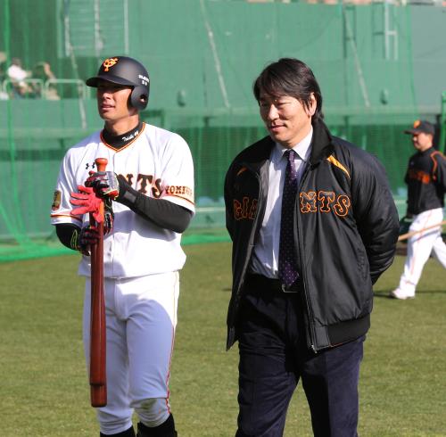 打撃練習を終えた大田（左）と松井氏