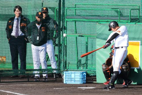 松井秀喜氏が見つめる前で鋭い打球を飛ばす大田