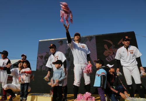 節分のこの日、子どもたちとともにファンにお菓子を投げ入れる（左から）高橋由、井端、相川、金城