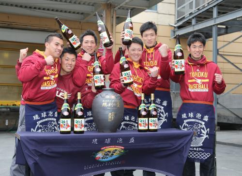 久米仙の工場で「勝利の壺」に古酒を注ぐ（左から）フェルナンド、加藤、大坂谷、福田、伊東、入野