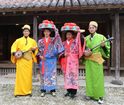 琉球衣装に身を包み会見する（左から）中村、田中、宮崎、寺嶋