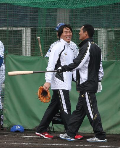 対決が終わり松井氏（左）は笑顔。中畑監督は悔しい完敗