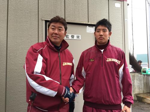 大学野球・桜美林大の特別コーチに就任した野村弘樹氏（左）と、４月から同大に進学する長男の泰貴（右）
