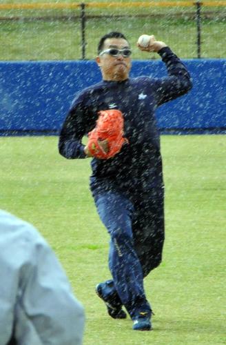 雨の中、休日返上でキャッチボールの山本昌