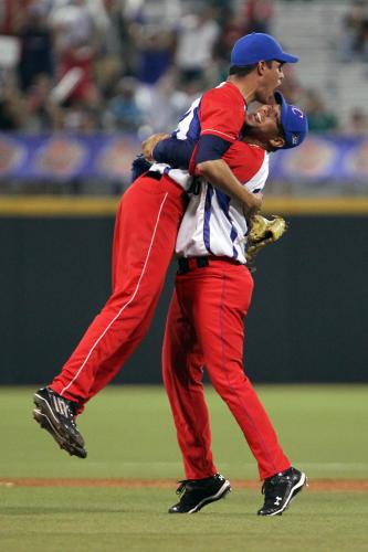 カリビアン・シリーズで優勝し抱き合って喜ぶキューバ代表のメンドーサ（左）とＹ・グリエル