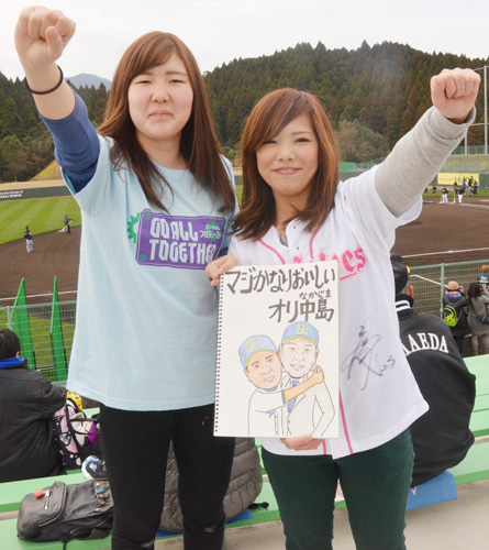 イラストを持ち笑顔を見せる「オリ姫」の加世沙織さん（左）と中田早紀さん
