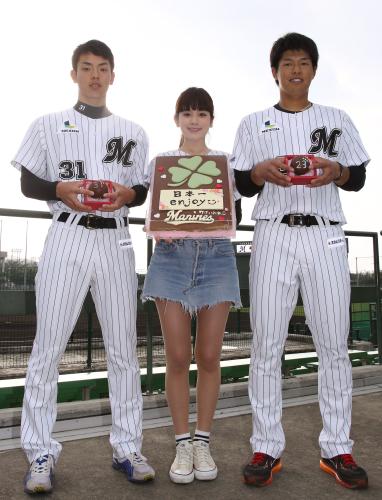 球場を訪れた筧美和子に背番号入りバレンタインチョコと「日本一」と記されたプレートをプレゼントされ笑顔の田中（左）と中村