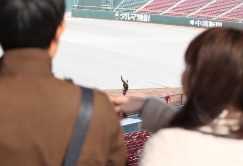 突然マツダスタジアムでキャッチボールを始めた黒田をコンコースに居合わせたファンたちが見守る